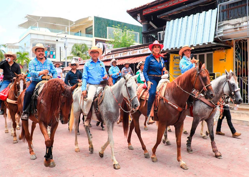 Realizan segunda cabalgata urbana en Playa del Carmen