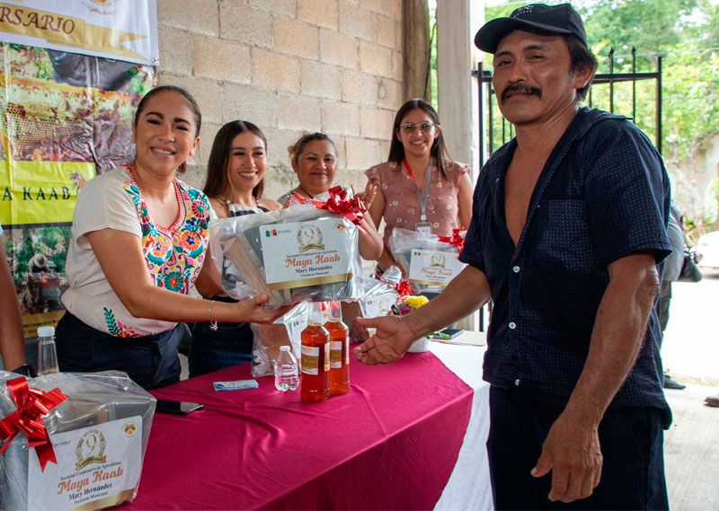 Mary Hernández entrega equipo de protección apícola