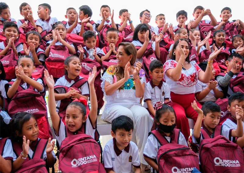 En Felipe Carrillo Puerto, corazón de la zona Maya, Mara Lezama entrega mochilas y útiles escolares