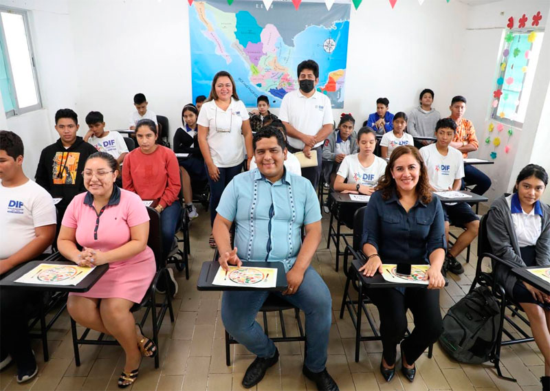 Renueva Gobierno de Solidaridad mobiliario de las aulas del DIF