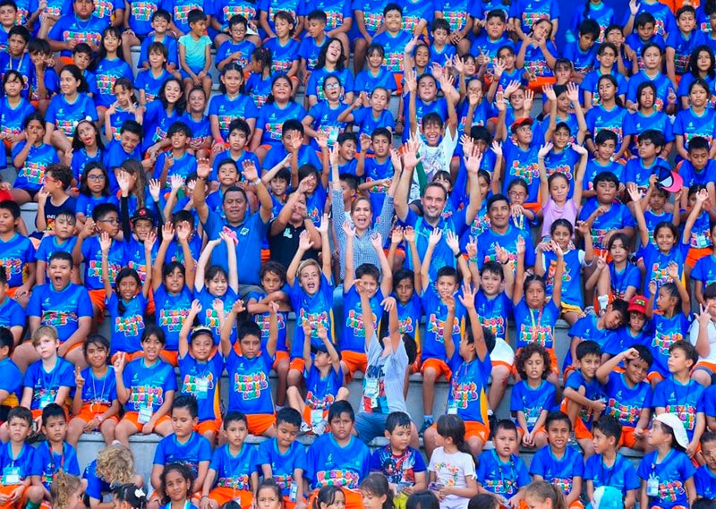 Lili Campos convive con niñas, niños y jóvenes del curso de verano Baaxlo’ob Paalalo’ob