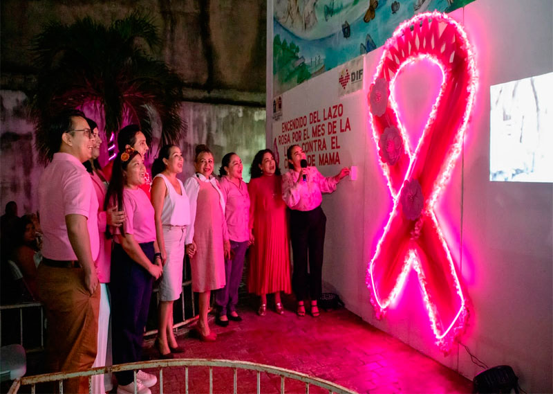 Mary Hernández realizó el encendido del lazo rosa, con el cual se enmarca a octubre como el mes de la lucha contra el cáncer de mama