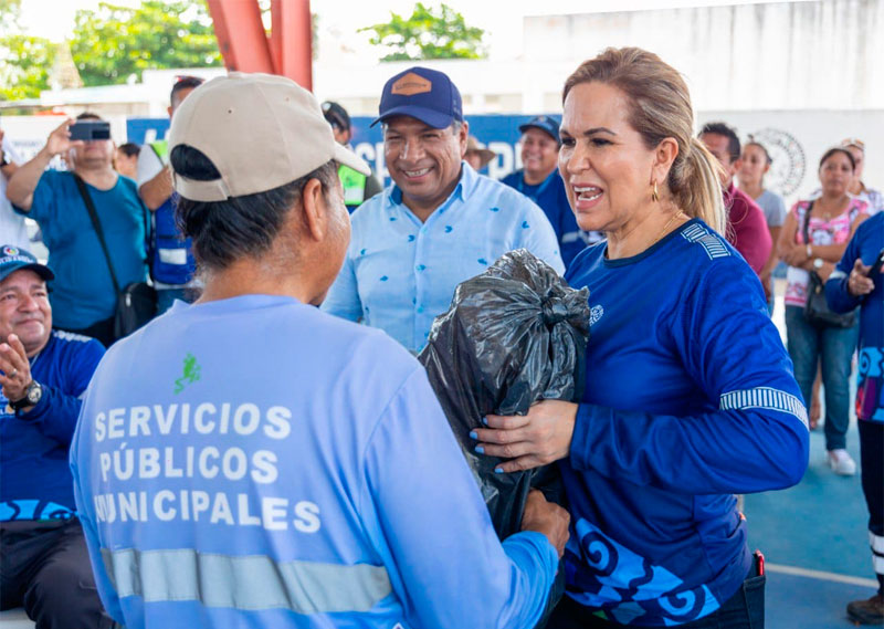 Trabajadores de Puerto Aventuras reciben nuevos uniformes