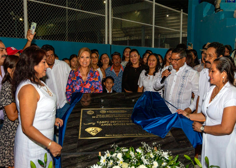 Reconocen a luchador social con placa conmemorativa en estadio de béisbol