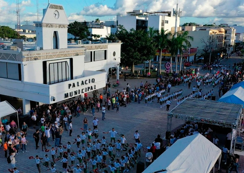 Participativo y vistoso desfile por el CXIII Aniversario de la Revolución Mexicana