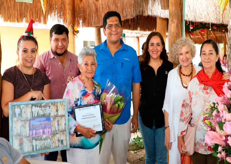 Festejo navideño con las socias y socios del Club del Adulto Mayor