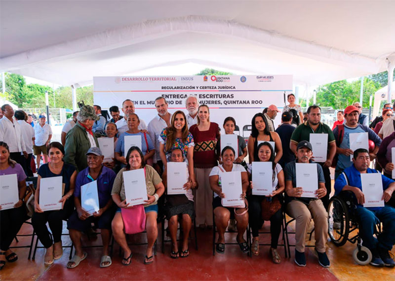 Mara Lezama lleva justicia social a familias de Isla Mujeres con la entrega de 224 títulos de propiedad