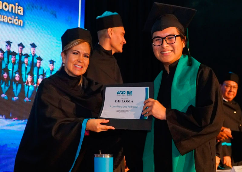 Motiva Lili Campos a graduados de la Universidad Tecnológica de la Riviera Maya