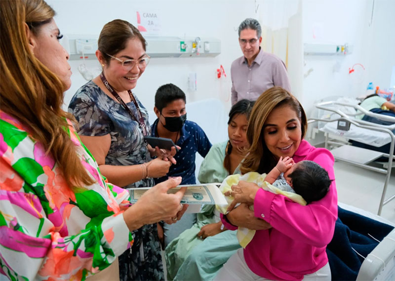 Madres reciben actas de nacimiento en celebración del Día de las Madres en Hospital General de Cancún