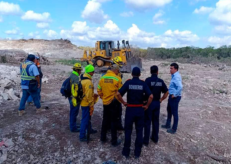 Bomberos realizan incesantes trabajos para sofocar incendio en Villas del Sol